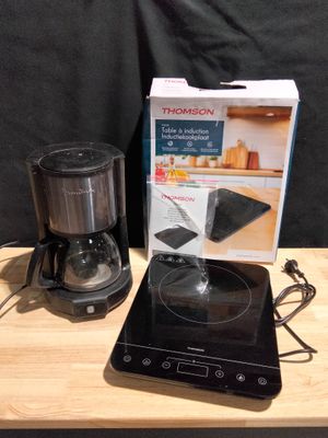 une cafetière et un mixeur posés sur une table