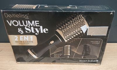 La boîte est ouverte sur la table et contient une brosse à cheveux.