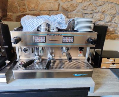une machine à café posée sur un comptoir