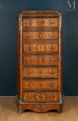 une vieille commode en bois dont le dessus est orné de sculptures élaborées
