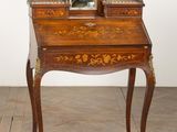un petit bureau surmonté d'un miroir