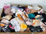 une boîte remplie de vêtements et d'autres objets qui s'y trouvent