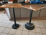 deux tables posées à même le sol dans la cuisine
