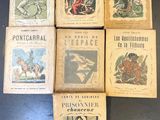 plusieurs livres sont empilés sur une table