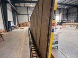 une photo d'un grand entrepôt avec un long mur