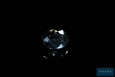 un gros plan d'un diamant noir sur une surface noire