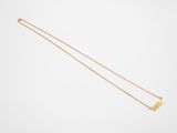 un collier en or composé d'une barre suspendue à une chaîne