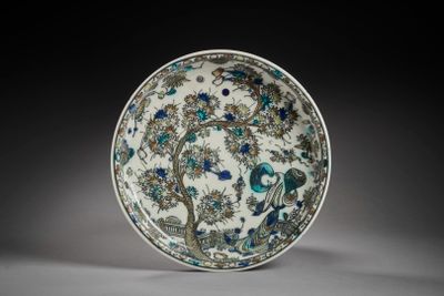un gros plan d'une assiette blanche ornée de motifs bleus et verts