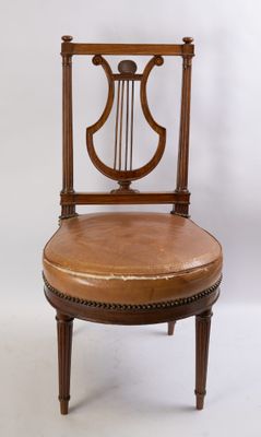 une image représentant une chaise en bois avec une assise en cuir sur fond blanc