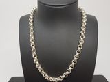 un collier à chaîne en argent sur un mannequin d'exposition
