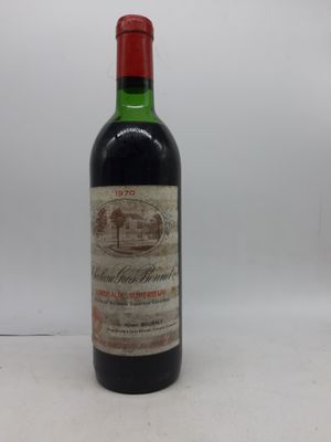 une bouteille de vin rouge posée sur une table blanche