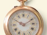 une montre de poche en or avec des chiffres romains