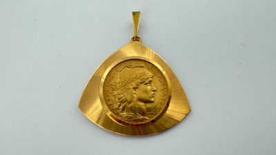 gros plan d'une pièce d'or portant un visage de femme