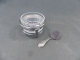 un verre d'eau et une cuillère posés sur une table