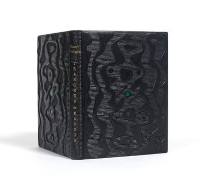 un livre noir avec un motif sur la couverture