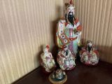 trois figurines posées sur une table près d'un mur