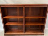 une bibliothèque en bois comportant trois étagères et deux étagères de chaque côté