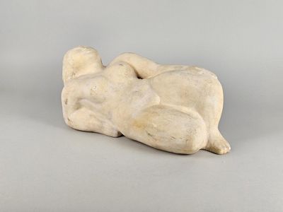 une image représentant une sculpture d'une femme allongée sur le dos