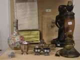 une table sur laquelle sont posés de nombreux objets anciens