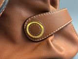 porte-monnaie en cuir marron avec un bouton doré sur le côté
