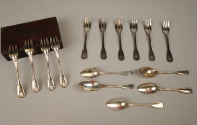 toutes ces cuillères et fourchettes qui se trouvent sur la table