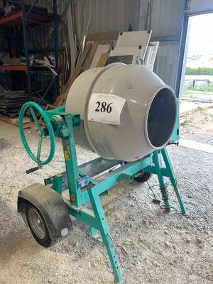 une bétonnière qui se trouve dans un garage