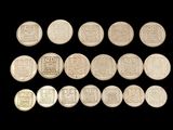 une image représentant un groupe de pièces d'argent sur fond noir