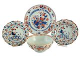 quatre pièces de vaisselle en porcelaine bleue et blanche (assiettes et bols) ornées de motifs floraux