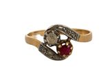 gros plan d'une bague en or avec une pierre rouge