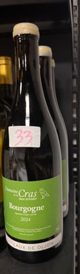 de nombreuses bouteilles de bière sur une étagère dans un réfrigérateur