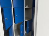 des casiers bleus dans un coin d'une pièce blanche