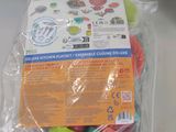un sac en plastique contenant des beignets multicolores posé sur un comptoir