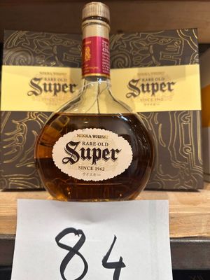 une bouteille d'alcool posée sur une étagère dans un magasin