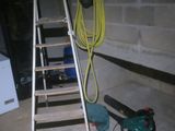 une échelle située à côté d'un ventilateur et d'un ventilateur