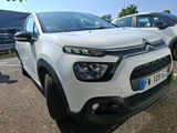 une voiture blanche garée dans un parking