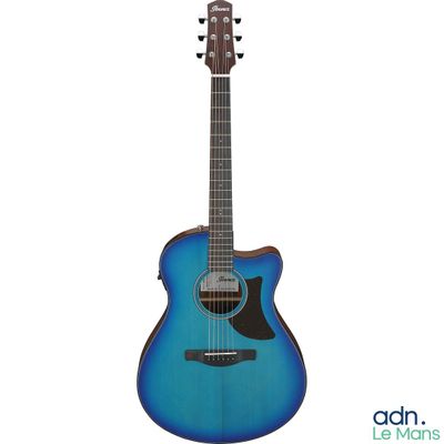 une guitare acoustique bleue posée sur un fond blanc