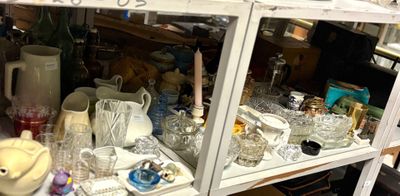 de nombreux articles en verre sur les étagères du magasin
