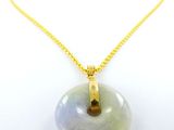 un gros plan d'un collier avec un beignet suspendu à une chaîne