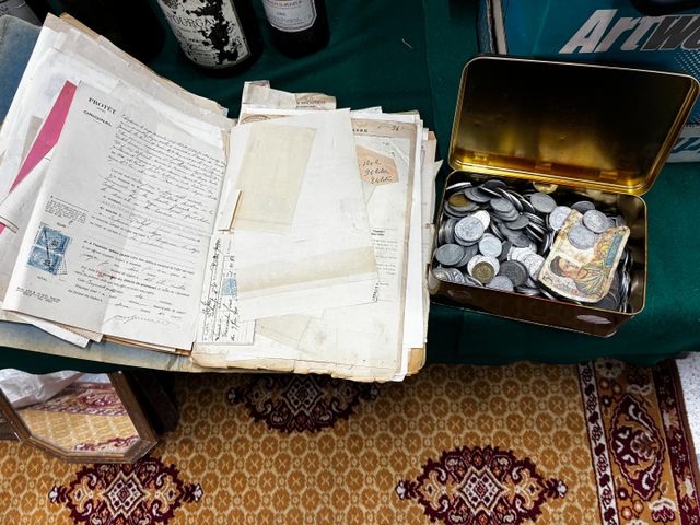 Lot de pièces démonétisée et une chemise garnie de factures ancie...