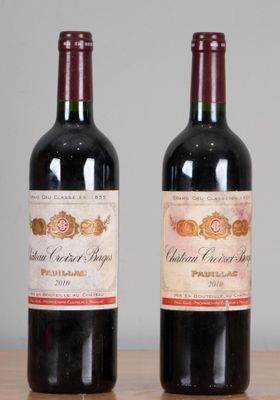 deux bouteilles de vin rouge posées sur une table