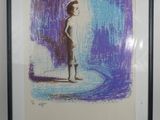 peinture d'une femme debout devant un fond bleu et violet