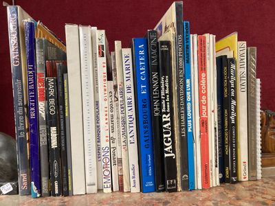 un grand nombre de livres posés sur une table