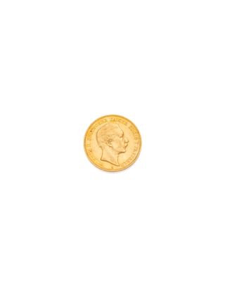 gros plan d'une pièce d'or sur fond blanc