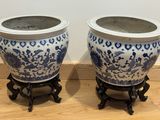 deux vases bleus et blancs posés sur un plancher en bois