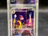un gros plan d'une carte à collectionner Pokémon dans un étui en plastique