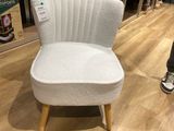 une chaise blanche exposée dans un magasin
