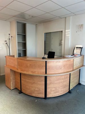 une photo d'un espace d'accueil avec un ordinateur portable posé sur le bureau