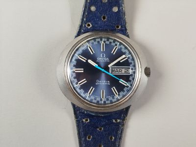une montre avec un bracelet bleu