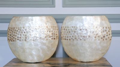 deux vases posés sur une table en bois
