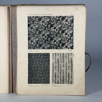 un livre ouvert orné de motifs en noir et blanc